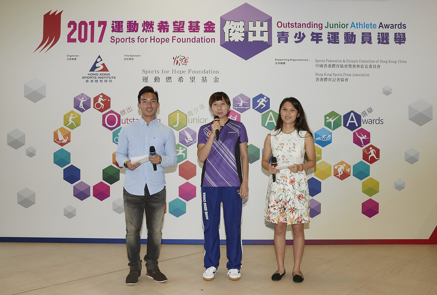 <p>Awardee Soo Wai-yam (Table tennis, middle) shares with audience her experience and future goals.</p>
